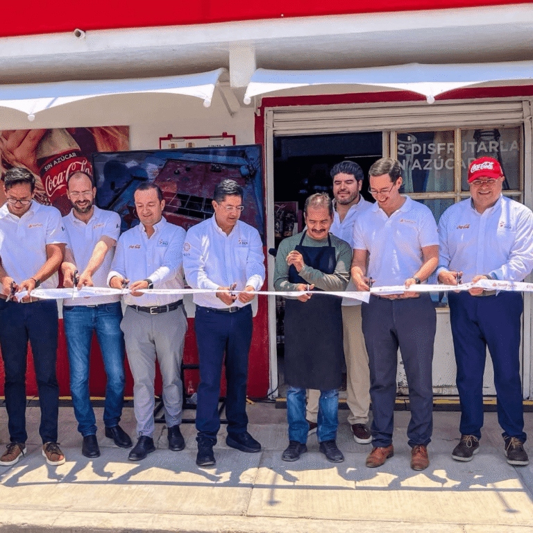 Inauguración de la tienda número 50 de Grupo Rica-Coca Cola que opera con paneles solares Solfium