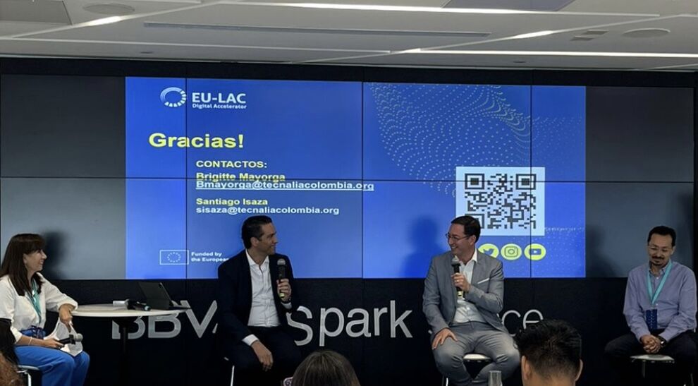 Panel de discusión con Sergio Torres, Director de Innovación y Sostenibilidad del BBVA, y Carlos Flores, de Wayra Hispam.