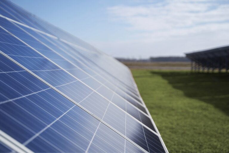 ¿Quieres saber más sobre cómo funciona la energía solar y sus beneficios?